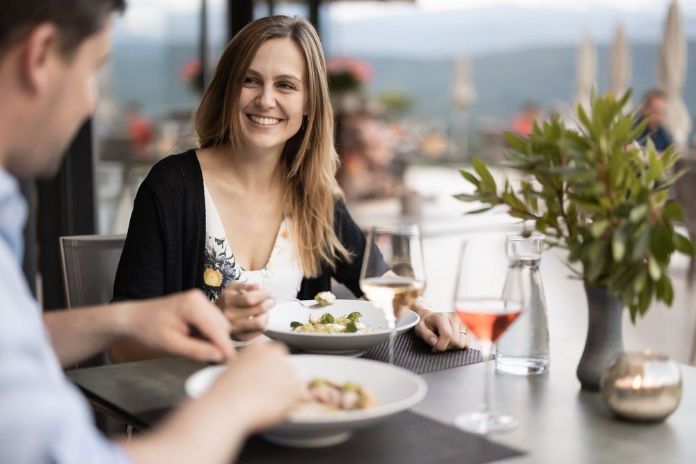 Weinbar in Kaltern mit Aussicht auf das Weindorf Kaltern und den Kalterer See
