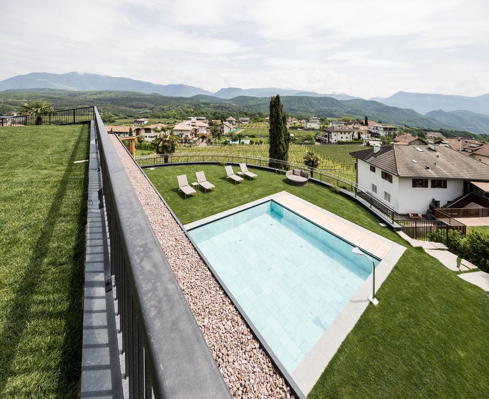 Aussicht auf den Kalterer See vom Weinhotel Torgglhof in Südtirol