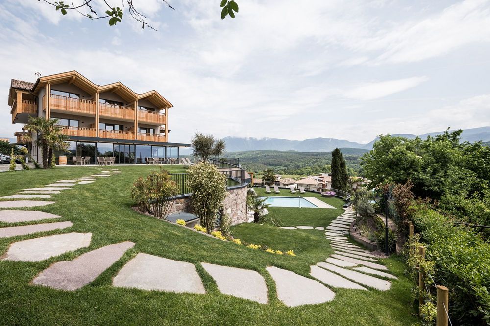 Panorama Hotel Torgglhof in Kaltern: Garten & Infinity Pool