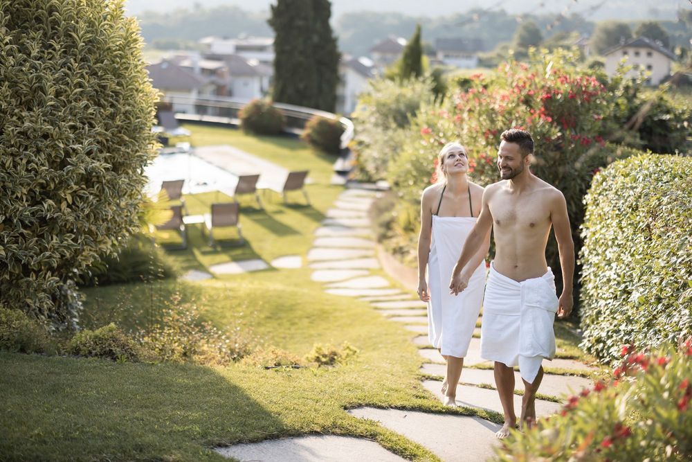 Aussicht auf den Kirchturm in Kaltern von den Weinbergen beim Hotel Torgglhof in Kaltern